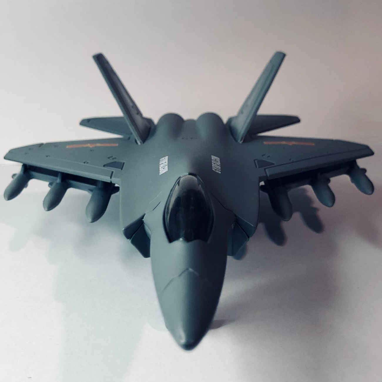 Tarnkappen-Kampfjet-Modell J-35 – Dekoratives Sammlerstück mit roten und blauen LED-Leuchten und Klangeffekten
