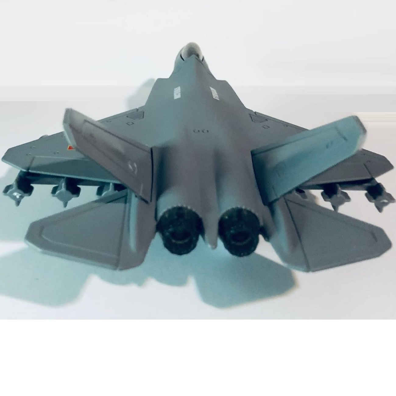 Tarnkappen-Kampfjet-Modell J-35 – Dekoratives Sammlerstück mit roten und blauen LED-Leuchten und Klangeffekten